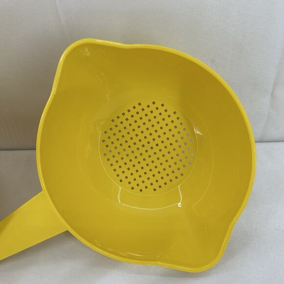 Vintage Tupperware Set of 2 Yellow Strainers Colanders 1523 2 Qt 1200 1 Qt Spout - Picture 4 of 13